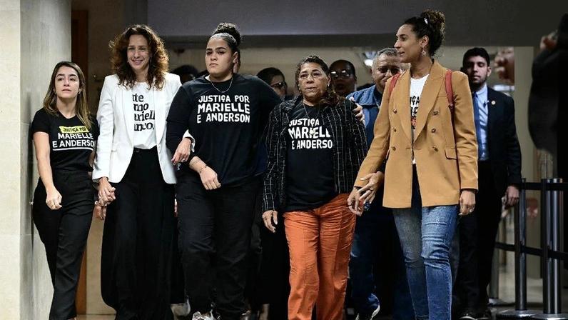 Familiares de Marielle Franco e Anderson Gomes deixam o Tribunal do Júri após a condenação de Lessa e Queiroz. Foto: Pablo PORCIUNCULA / AFP