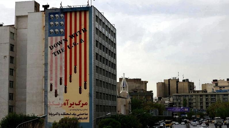 Painel anti-EUA em Teerã – Foto: Atta Kenare / AFP