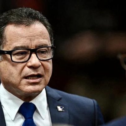 Almirante Garnier permanece preso em Brasília em investigação sobre golpe