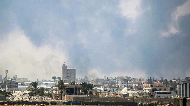 Fumaça após bombardeios israelenses na região de Deir el-Balah, centro da Faixa de Gaza – Foto: Eyad Baba/AFP