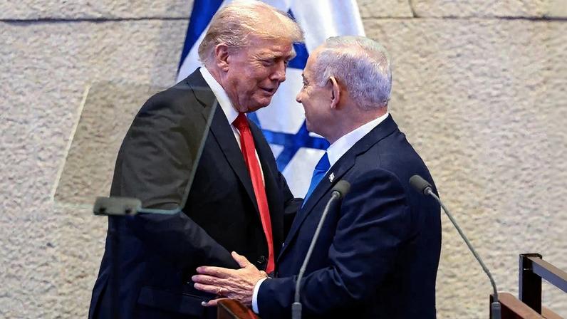 Donald Trump abraça Benjamin Netanyahu no Parlamento de Israel. Foto: Evelyn Hockstein / POOL / AFP