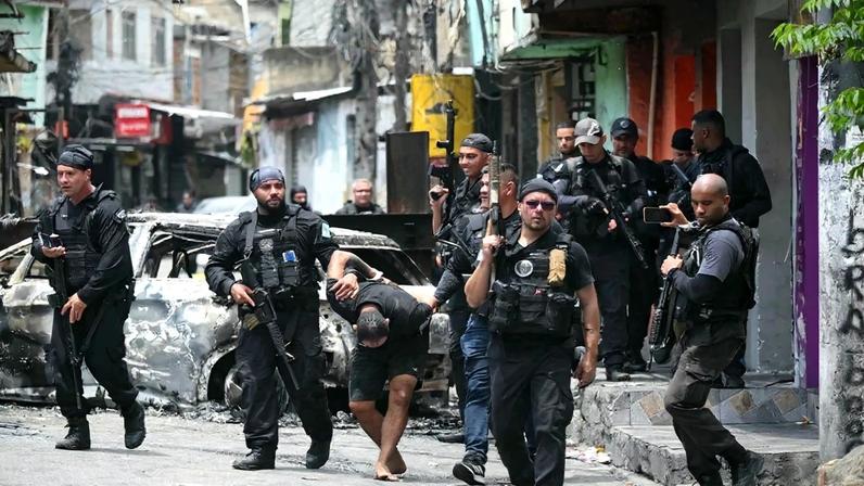 Operação policial no Rio de Janeiro em 28 de outubro de 2025 deixa mais de 100 mortes. Foto: Mauro Pimentel/AFP