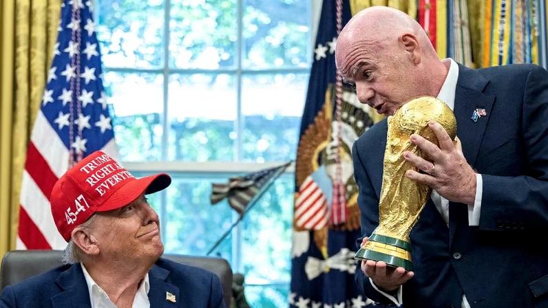 Gianni Infantino, presidente da FIFA, visita Donald Trump na Casa Branca. A proximidade da dupla reforça o tom político da Copa do Mundo nos Estados Unidos.