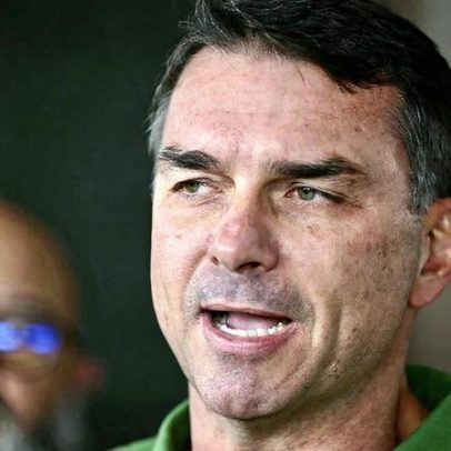 Justiça suspende remoção de post de Flávio Bolsonaro que associa PT ao tráfico