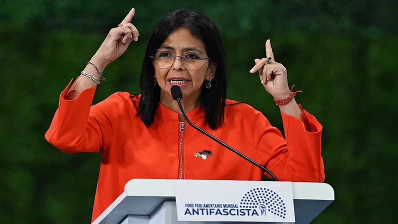 Delcy Rodríguez, vice de Maduro e presidente interina, parece ter topado o roteiro trumpista – Imagem: Juan Barreto/AFP