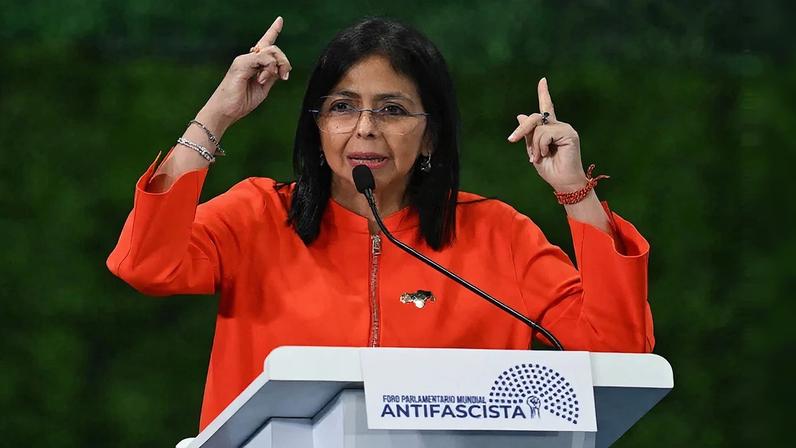 Delcy Rodríguez, vice de Maduro e presidente interina, parece ter topado o roteiro trumpista – Imagem: Juan Barreto/AFP