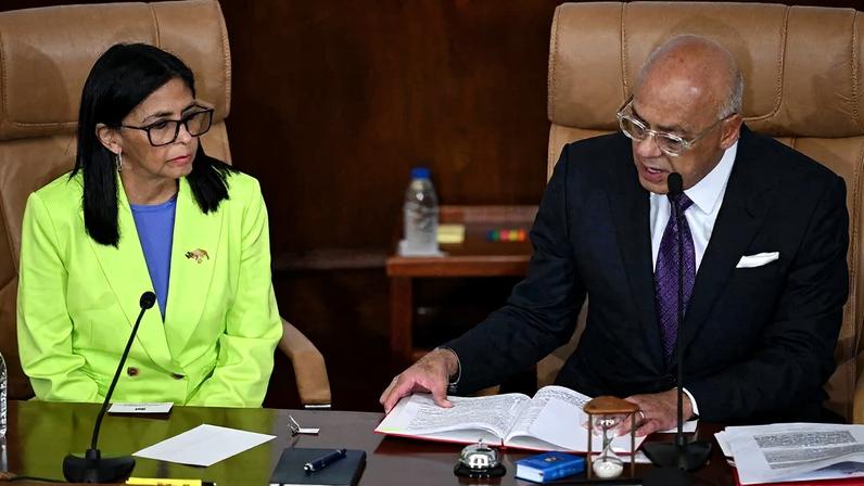 A presidenta interina Delcy Rodriguez e o presidente da Assembleia Nacional, Jorge Rodriguez. Foto: Federico Parra/AFP