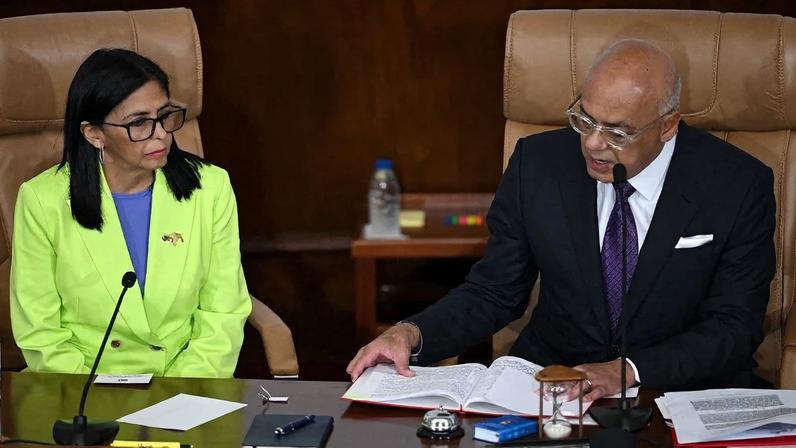 A presidenta interina Delcy Rodriguez e o presidente da Assembleia Nacional, Jorge Rodriguez. Foto: Federico Parra/AFP