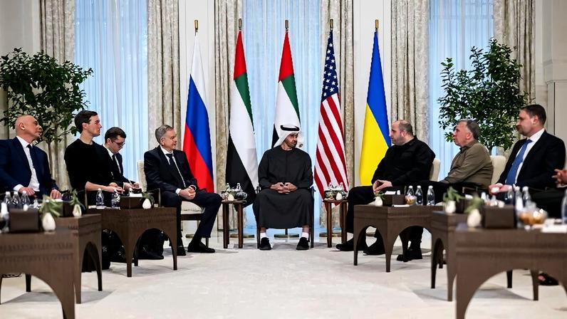 O presidente dos Emirados Árabes, xeque Mohamed bin Zayed recebeu as delegações da Rússia, da Ucrânia e dos Estados Unidos – foto: UAE PRESIDENTIAL COURT/AFP