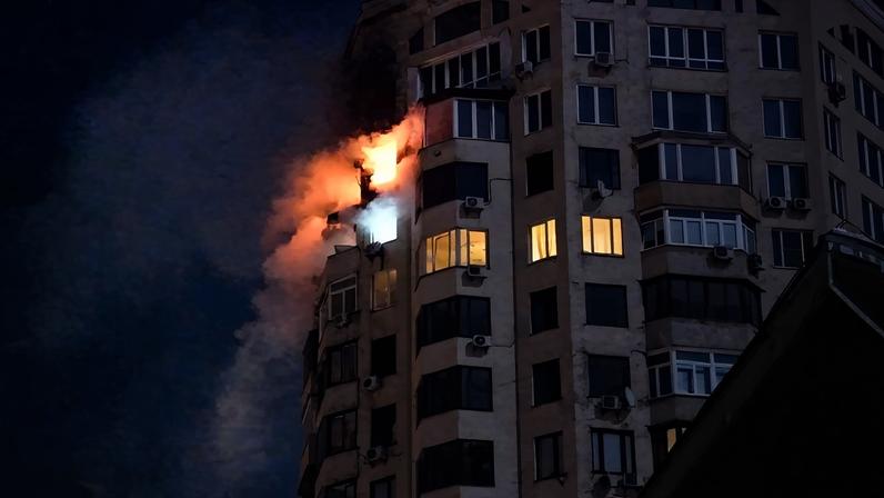 Um prédio atingido por uma bomba russa em Kiev. Foto: Serhii Okunev / AFP
