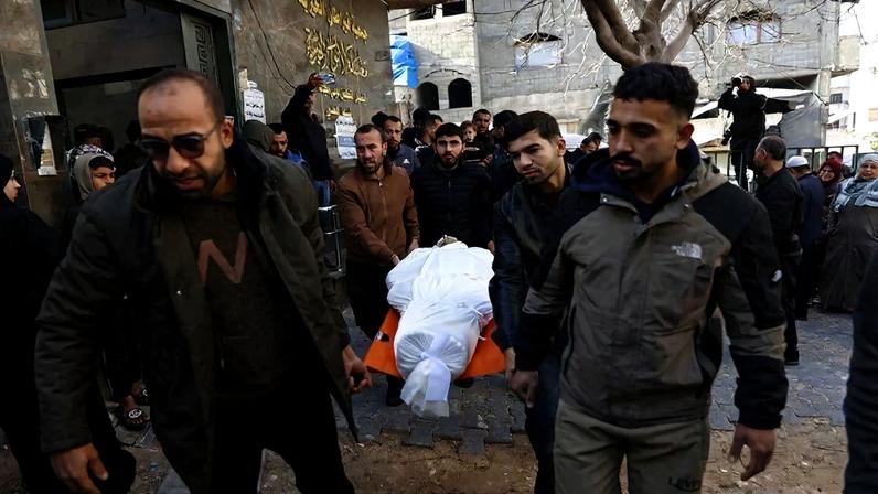 Palestinos carregam os corpos de vítimas de novos ataques de Israel contra a Faixa de Gaza, em 4 de fevereiro de 2026. Foto: Omar AL-QATTAA / AFP