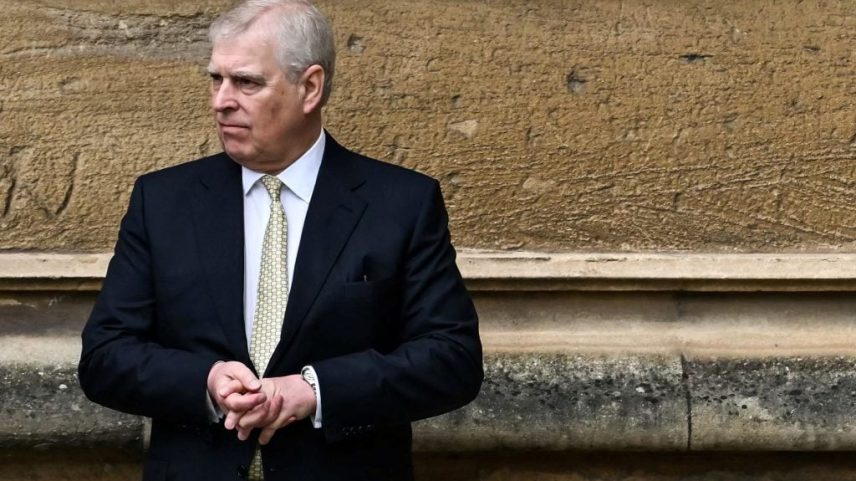 O príncipe Andrew, duque de York, reage ao chegar à Capela de São Jorge, no Castelo de Windsor, para participar do culto de Páscoa (Easter Mattins), em Windsor, nos arredores de Londres, em 31 de março de 2024. O ex-príncipe britânico Andrew deixou sua luxuosa residência na propriedade de Windsor da família real sob o manto da noite, segundo informaram veículos da imprensa em 4 de fevereiro de 2026, enquanto documentos recém-divulgados ameaçavam provocar um novo escândalo sobre seus vínculos com o falecido criminoso sexual Jeffrey Epstein (Photo by JUSTIN TALLIS / AFP)