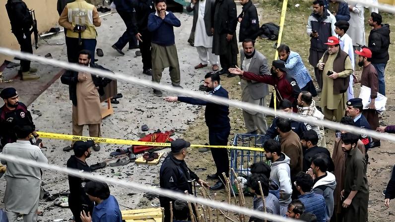 Atentado suicida deixa dezenas de mortos e feridos no Paquistão. Foto: Ghulam RASOOL / AFP