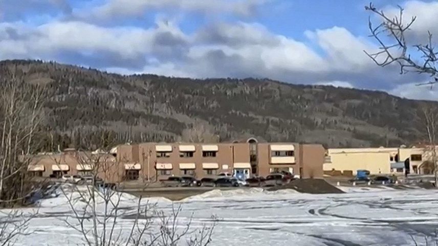 Esta captura de tela de um vídeo fornecido pelo jornalista local Trent Ernst mostra o prédio da escola de ensino fundamental e médio onde ocorreu um tiroteio, deixando pelo menos nove pessoas mortas na pequena cidade de Tumbler Ridge, Colúmbia Britânica, em 10 de fevereiro de 2026. Foto: Trent Ernst / AFP