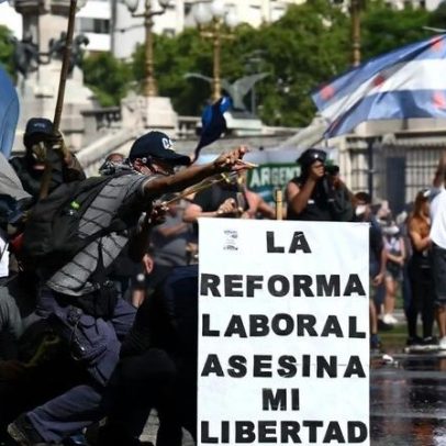 Reforma trabalhista de Milei avança no Senado, em meio a protestos