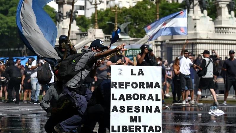 Protestos contra a reforma trabalhista de Milei na Argentina foram reprimidos pela polícia. Manifestantes revidaram com pedras e coquetéis molotov. Foto: Luis ROBAYO / AFP