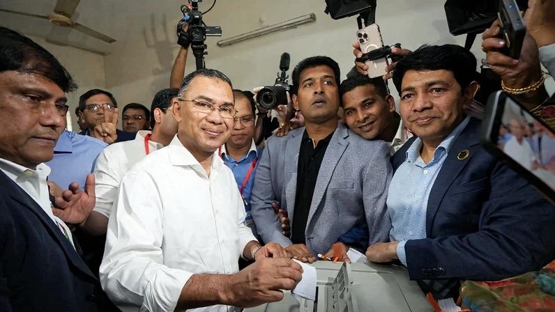Tarique Rahman, líder do Partido Nacionalista de Bangladesh, se encaminha para ser o próximo primeiro-ministro do país. Na foto, ele deposita seu voto nas urnas na quinta-feira 12, um dia antes do partido conquistar a maioria no legislativo local. Foto: Monzur Morsed RICKY / AFP