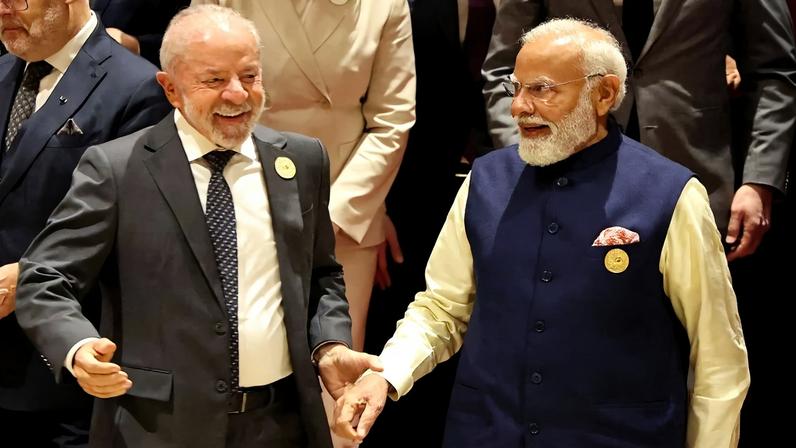 Lula ao lado de Modi em uma agenda sobre IA na Índia. Foto: Ludovic MARIN / AFP