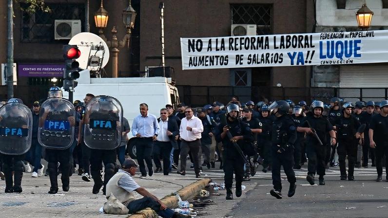 Repressão policial contra protesto na Argentina. Foto: Luis Robayo/AFP