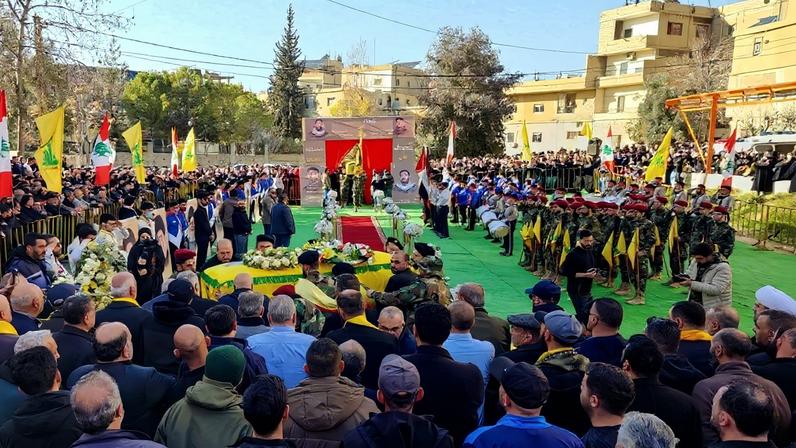 Membros do Hezbollah enterram combatentes mortos por Israel no Líbano. O grupo prometeu resposta ao ataque.