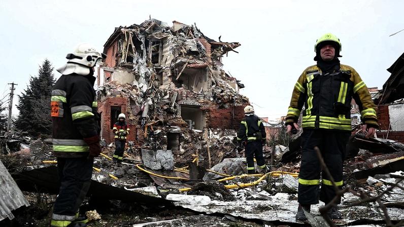 Destroços de um bombardeio russo na Ucrânia. Foto: Henry Nicholls / AFP