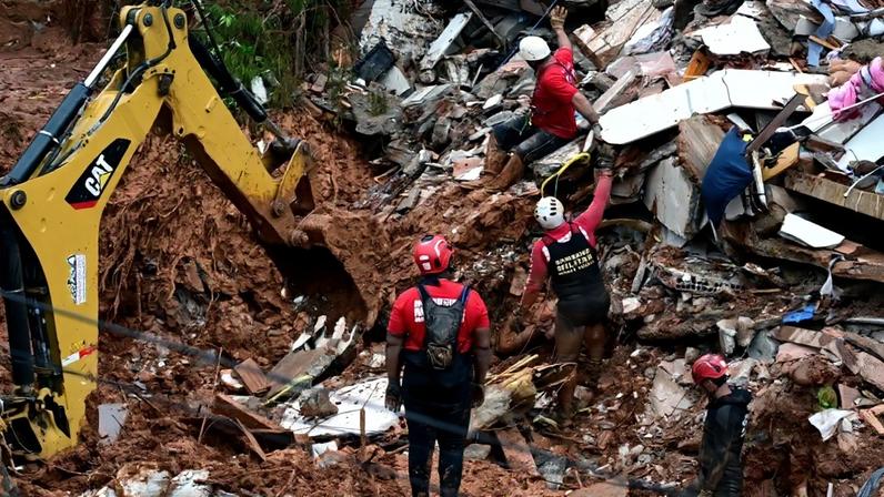 Bombeiros atuando após chuvas em Juiz de Fora (MG). Foto: Pablo Porciuncula/AFP