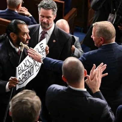 Congressista exibe cartaz com frase ofensiva durante discurso de Trump