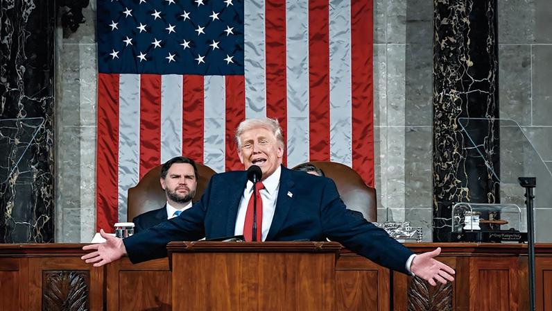 No longo discurso sobre o “Estado da Nação”, na noite da terça-feira 24, o republicano dividiu salomonicamente os ataques entre a oposição democrata e os magistrados do tribunal que limitaram o uso de tarifas como arma de chantagem internacional. Foi o primeiro grande não aos delírios imperialistas – Imagem: Kenny Holston/AFP e iStockphoto