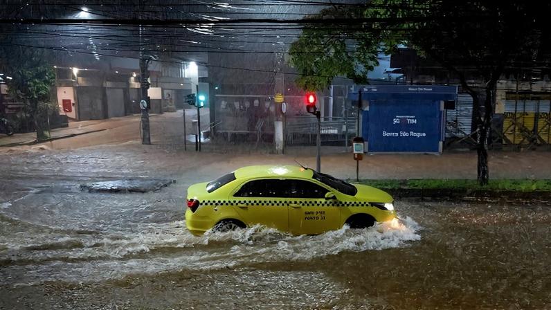 A chuva voltou a causar alagamentos em Juiz de Fora na noite de quarta-feira – foto: Pablo Porciúncula/AFP