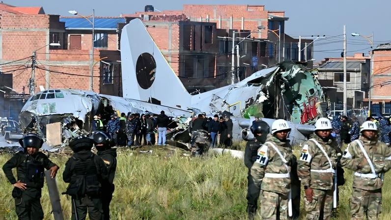 Militares isolam o local onde o avião militar caiu na Bolívia – Foto: Aizar Raldes/AFP