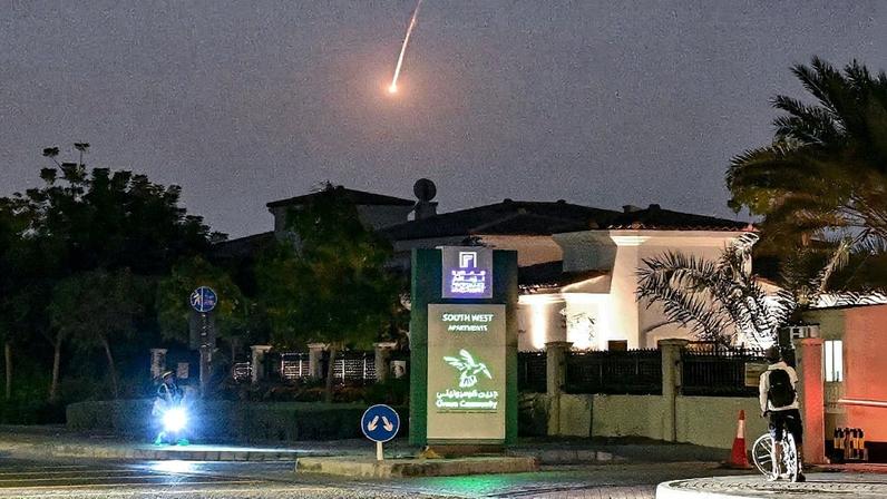 Projétil é visto no céu de Dubai – foto: AFP