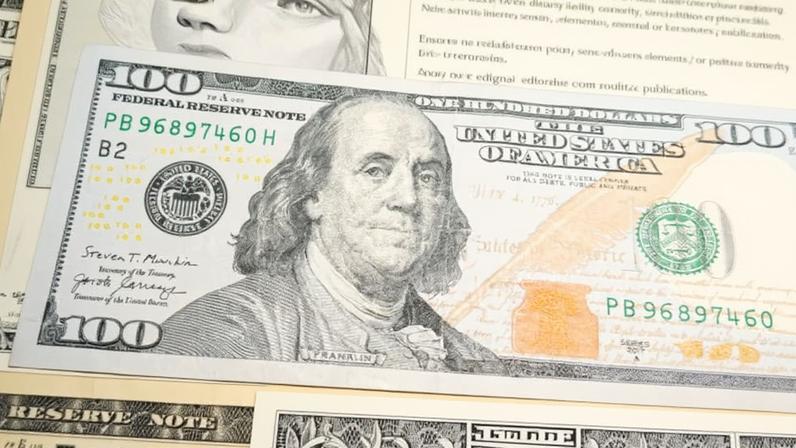 Dólar cai pelo sétimo dia seguido e fecha em R$5,13; Ibovespa recua