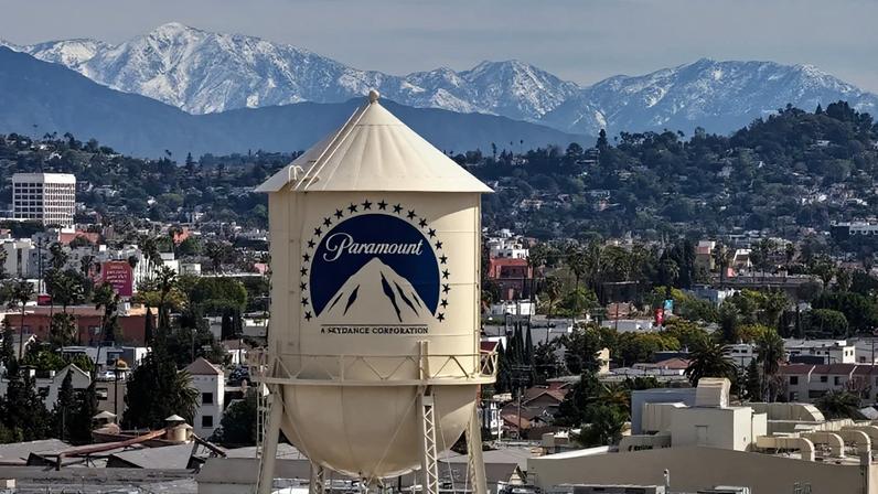 Vista aérea do logotipo da Paramount na torre d’água do Paramount Studios, em 23 de fevereiro de 2026.