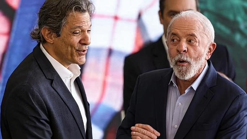 Fernando Haddad e o presidente Luiz Inácio Lula da Silva participam do lançamento do Plano Safra 2025/26 no Palácio do Planalto