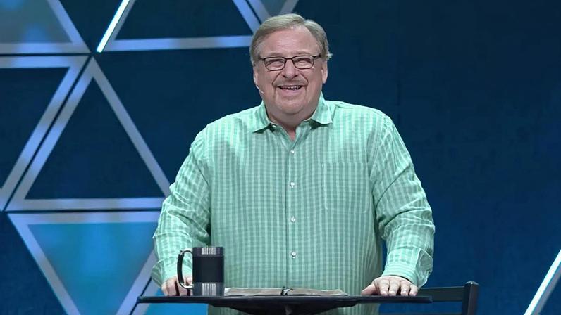 Pastor Rick Warren enfatiza propósito espiritual em evento para jovens no Brasil