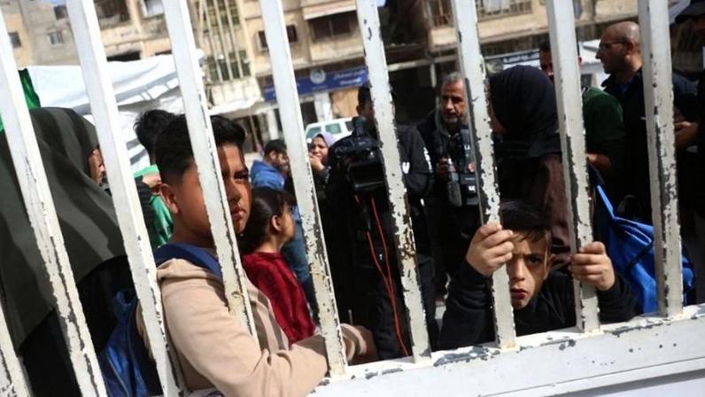 02.fev.26- Palestinos aguardam para deixaram Gaza pela passagem de Rafah, reaberta após quase dois anos