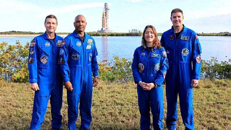 Da esquerda para a direita, os astronautas da NASA Reid Wiseman (comandante), Victor Glover (piloto) e Christina Koch (especialista de missão), e Jeremy Hansen (especialista de missão da CSA - Agência Espacial Canadense), da missão Artemis II, posam para uma fotografia durante o transporte do foguete SLS (Sistema de Lançamento Espacial) Artemis II e da espaçonave Orion para o Complexo de Lançamento 39B no Centro Espacial Kennedy da NASA, na Flórida, no sábado, 17 de janeiro de 2026. Nas próximas semanas, os engenheiros se prepararão para o ensaio geral na água, um teste de dois dias que simula o dia do lançamento. O voo de teste da Artemis II levará o comandante Reid Wiseman, o piloto Victor Glover e a especialista de missão Christina Koch, da NASA, e o especialista de missão Jeremy Hansen, da CSA (Agência Espacial Canadense), ao redor da Lua e de volta à Terra até abril de 2026.