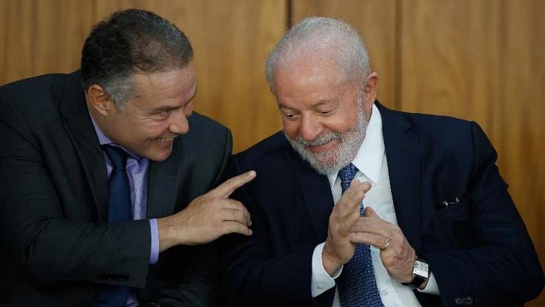 08.01.23 - O presidente Lula (PT) e o ministro dos Transportes, Renan Filho (MDB), em evento no Planalto