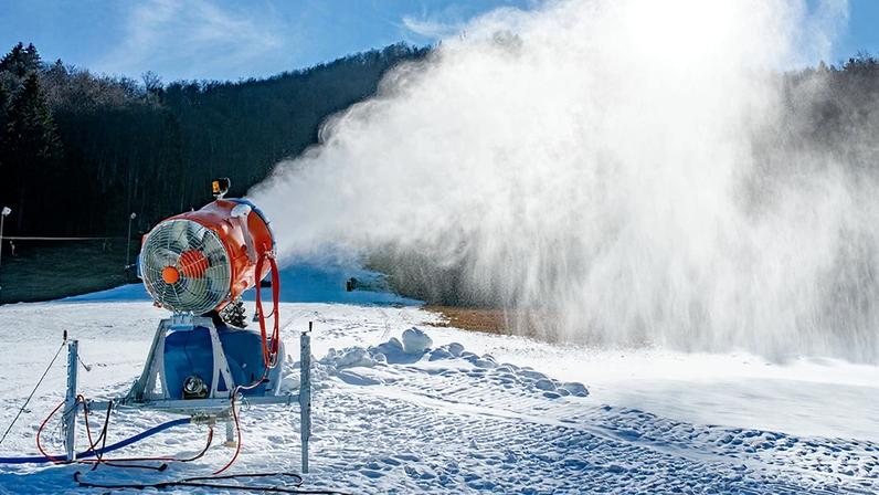 Fotografia de uma máquina que faz a neve artificial.