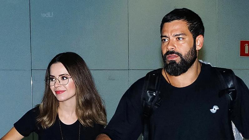 Discreta, Sandy faz aparição rara com o namorado Pedro Andrade em aeroporto e impressiona com beijão