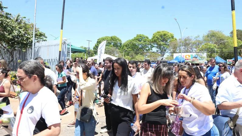 Brasília - 05/10/2025 -A ministra da Gestão e da Inovação em Serviços Públicos, Esther Dweck, durante visita ao campus da Asa Norte do Centro Universitário de Brasília (CEUB), onde 7.068 pessoas estão inscritas para realizar a prova do Concurso Público Nacional Unificado (CPNU). Foto: Valter Campanato/Agência Brasil
