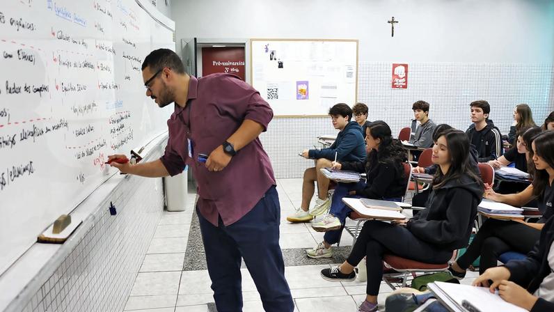 Professor do colégio Galois, Samuel Rbeiro Costa, em sala de aula com alunos na preparação nos últimos dias antes da prova do Enem 2024.