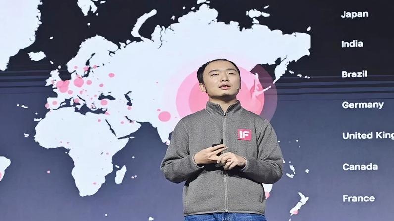 Luyu Zhang discursando no GeekPark Innovation Festival 2025