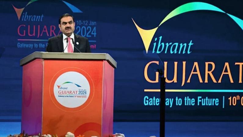 Gautam Adani discursa para um público durante a sessão inaugural do Vibrant Gujarat Global Summit 2024, em Gandhinagar, Gujarat, Índia