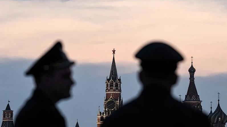 Militares russos na torre Spasskaya do Kremlin e na catedral de São Basílio, no centro de Moscou