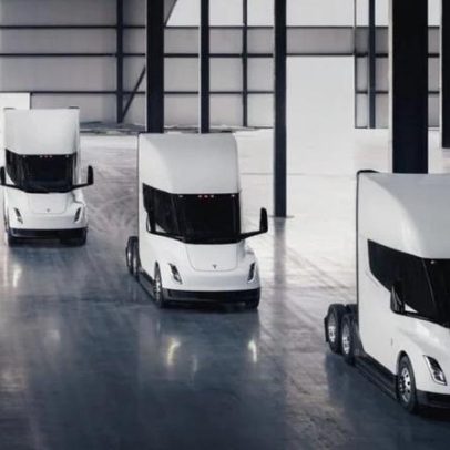 Caminhão da Tesla chega às ruas em meio a debate sobre impactos
