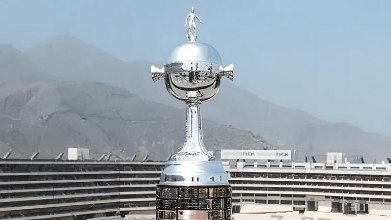 Troféu da Libertadores no Estádio Monumental, em Lima, no Peru