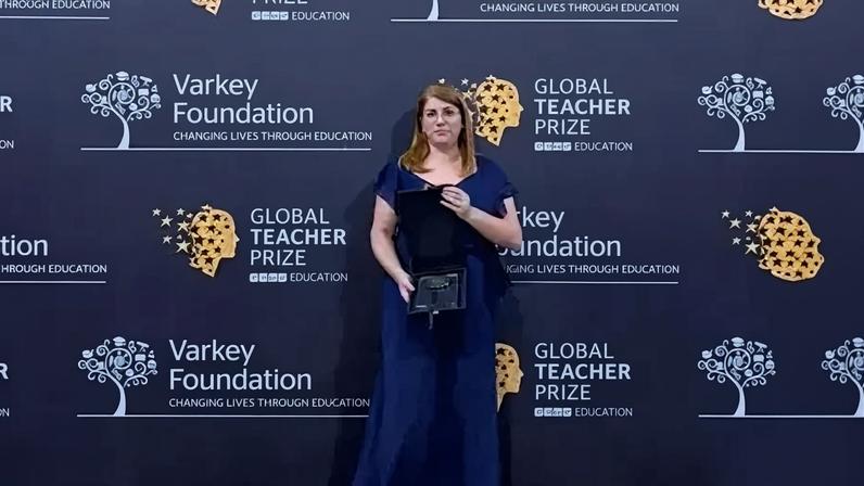 Débora Garofalo ganha prêmio de professora mais influente do mundo em Dubai
