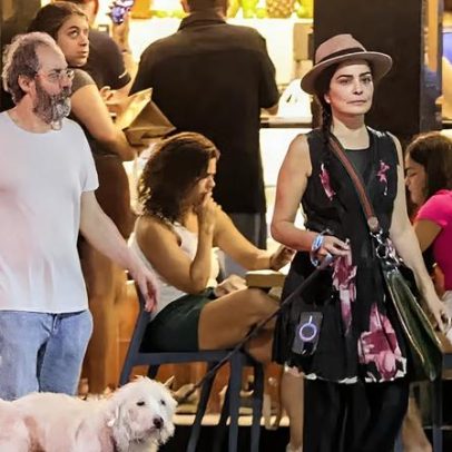 Letícia Sabatella e Daniel Dantas são vistos passeando com o pet