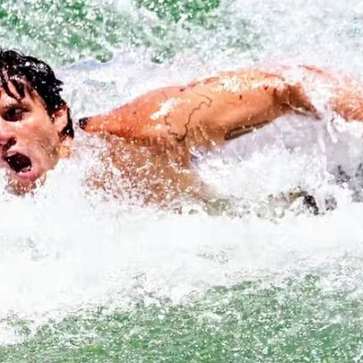 Chay Suede curte dia de praia no Rio de Janeiro